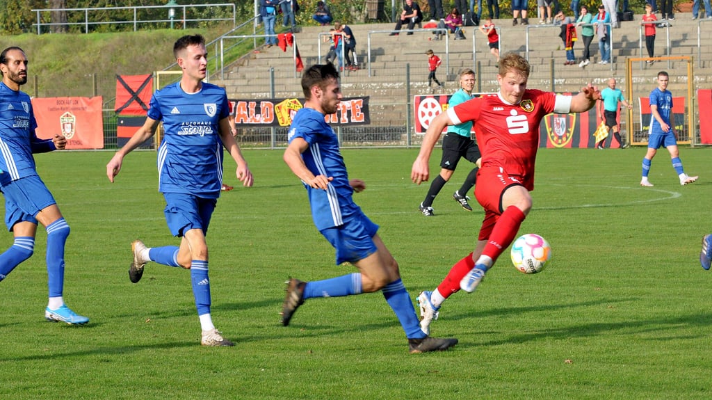 Max Salge und der 1. FC Lok Stendal treffen auf den 1. FC Bitterfeld-Wolfen.