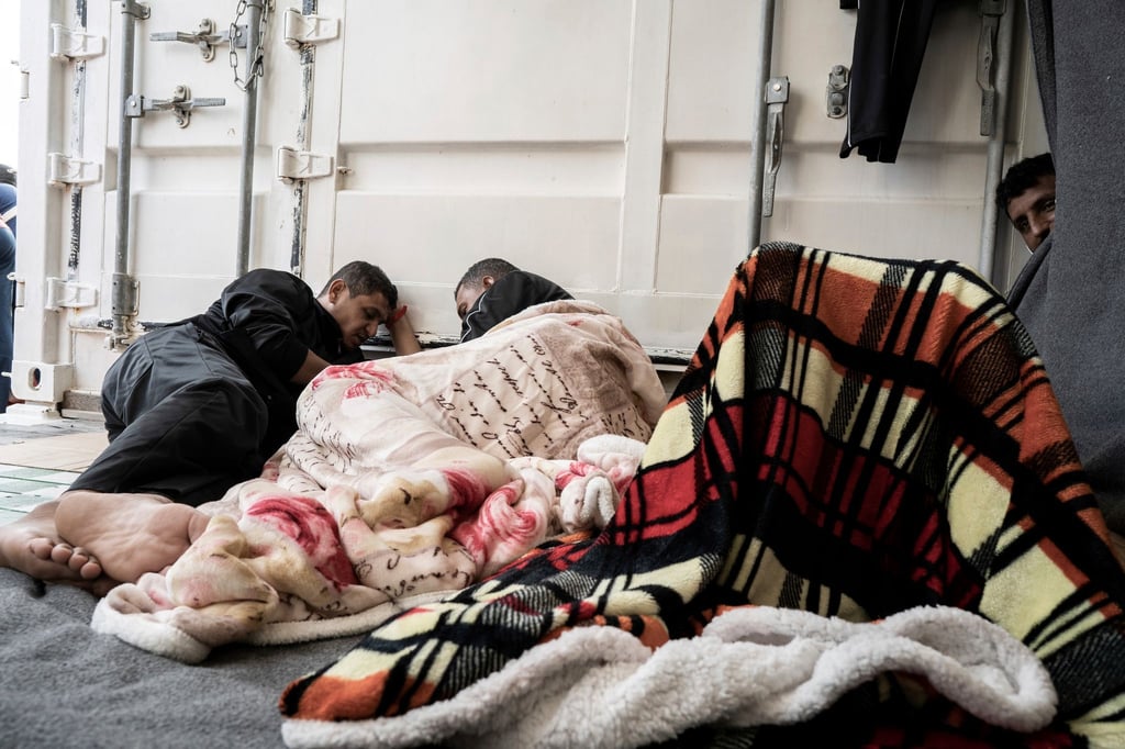 Einige der aus dem Meer geretteten Migranten an Bord des humanitären Schiffes „Ocean Viking“. Das Seenotrettungsschiff mit 234 Migranten an Bord darf Frankreich ansteuern.