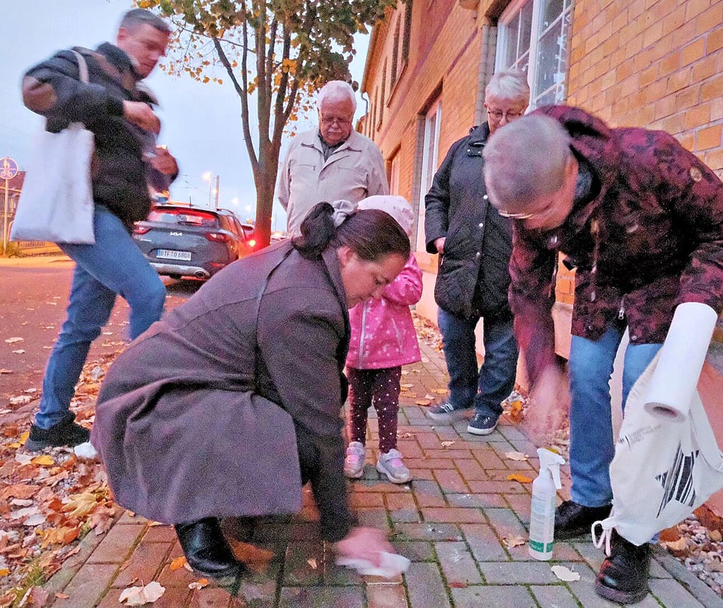 Mitglieder des Heimatvereins, der SPD und der Linken trafen sich am Mittwochabend, um die Stolpersteine zu putzen.
