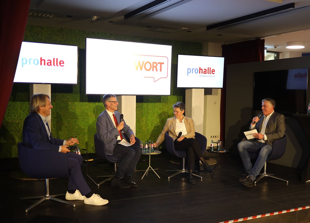 MDR-Moderator Thomas Bille diskutierte mit Ministerin Lydia Hüskens, Bürgermeister Egbert Geier und Martin Kremming von der Beratungsfirma Cima (von links).