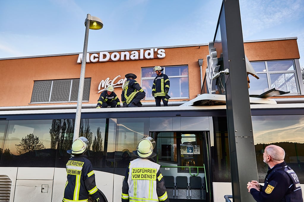 In Heidenheim an der Brenz ist ein Bus an einem Schild von McDonald's hängengeblieben und hat damit hohen Schaden verursacht.
