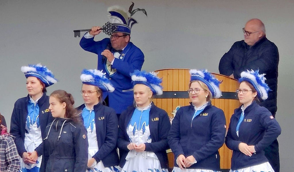 Die Lützener Karnevalisten haben nach zwei Jahren wieder den traditionellen Sturm ins Rathaus geschafft. Sitzungspräsident Stefan Bargenda (hinten links) bekam dafür von Bürgermeister Uwe Weiß (hinten rechts) den Schlüssel zum Rathaus überreicht. Im Vordergrund stehen die Funken.