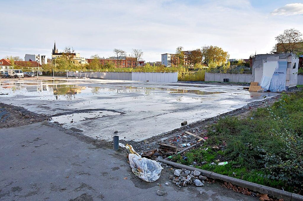 Auf diesem Grundstück in Magdeburg-Buckau stand kürzlich noch ein Verkaufszelt von Aldi Nord.