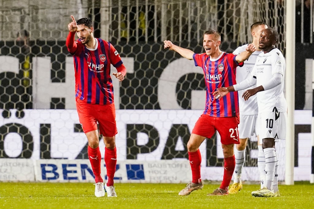 Tim Kleindienst (l) jubelt über sein Tor zum 2:0 für den FC Heidenheim gegen den SV Sandhausen.