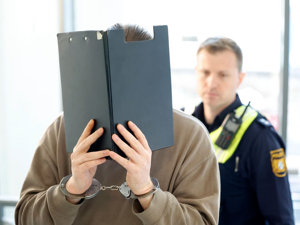 Der Angeklagte soll seinen Bekannten aus Rache zu einem tödlichen Sprung von einer Mainrücke gezwungen haben.