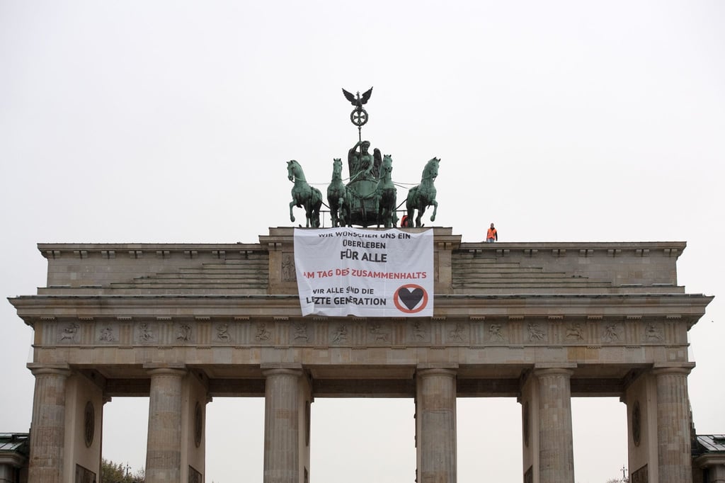 Aktivisten der Gruppe "Letzte Generation" haben das Brandenburger Tor besetzt und ein Transparent aufgehangen.
