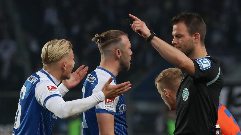 Andreas Müller und Connor Krempicki vom 1. FC Magdeburg zweifeln beim Spiel gegen den SV Darmstadt die Entscheidung von Schiedsrichter Wolfgang Haslberger an. Im Netzt stimmen die Nutzer mit ein.