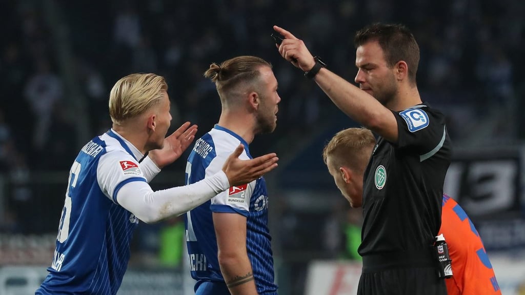 Andreas Müller und Connor Krempicki vom 1. FC Magdeburg zweifeln beim Spiel gegen den SV Darmstadt die Entscheidung von Schiedsrichter Wolfgang Haslberger an. Im Netzt stimmen die Nutzer mit ein.