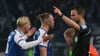 Andreas Müller und Connor Krempicki vom 1. FC Magdeburg zweifeln beim Spiel gegen den SV Darmstadt die Entscheidung von Schiedsrichter Wolfgang Haslberger an. Im Netzt stimmen die Nutzer mit ein.