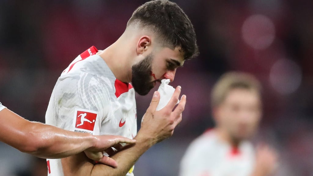 Josko Gvardiol&nbsp;nach seiner Verletzung gegen Freiburg.