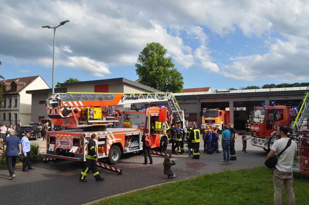 Die neue Drehleiter der Feuerwehr Weißenfels bei ihrer Ankunft an der Feuerwache. Die Stadtverwaltung prüft derzeit, ob eine Abgabe eingeführt werden könnte, um die Feuerwehr in der Stadt zu finanzieren.