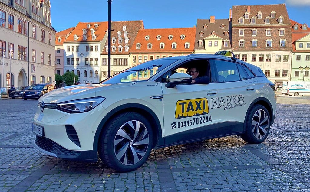 Henry Hensgens fährt bei Taxi-Marno den ID4 von VW - und kann dem Stromer bislang nur Positives abgewinnen.