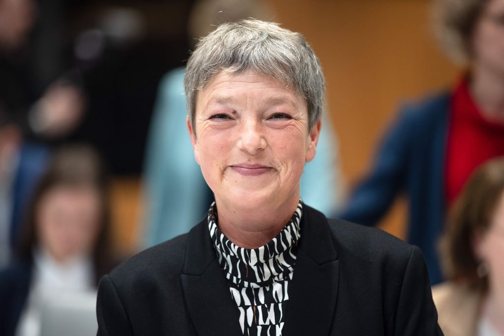 Hanna Naber (SPD), Landtagspräsidentin, lächelt.