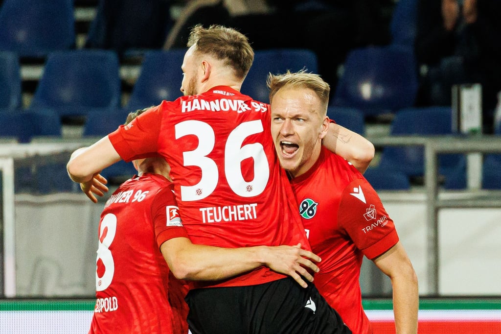 Hannovers Havard Nielsen (r) jubelt mit seinen Mitspielerin nach seinem Tor zum 1:0 gegen Fortuna Düsseldorf.