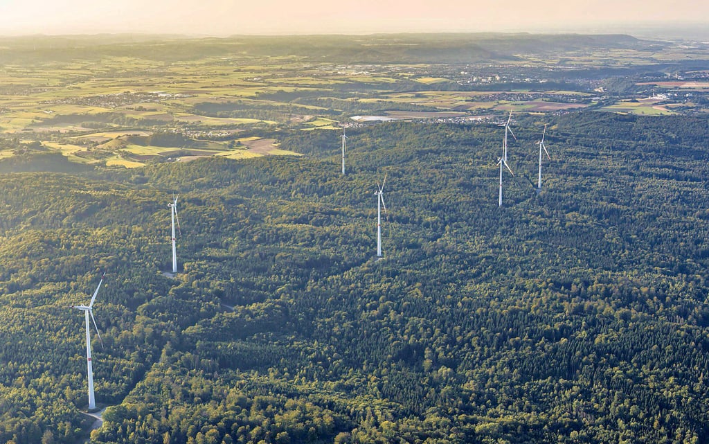 In den Wäldern im Hohenloher Land (Baden-Württemberg) sind Windkraftanlagen längst in Betrieb. Auch für den Harz gibt es entsprechende Pläne, deren Hürden nach dem Grundsatzurteil des Bundesverfassungsgerichts deutlich gesunken sein dürften.