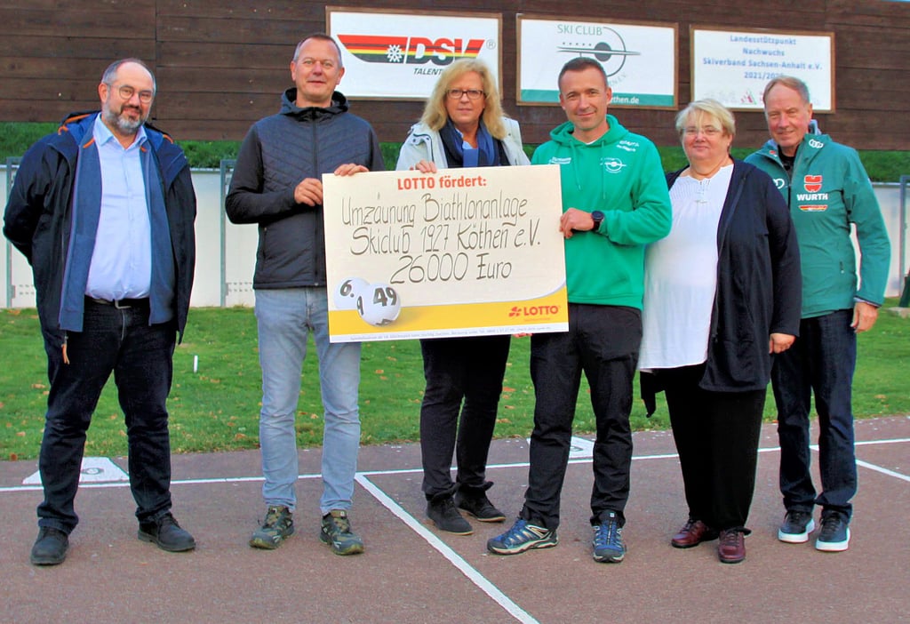 Der Skiclub Köthen hat unlängst eine Förderung von 26.000 Euro - hier die symbolische Scheckübergabe - von Lotto Sachsen-Anhalt für die Erweiterung der Biathlonanlage in Edderitz erhalten.