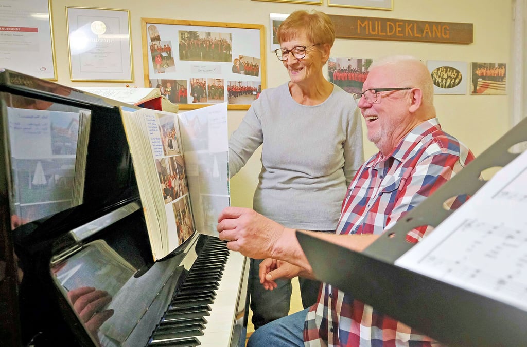 Eva-Maria Spieß und Rainer Grande erinnern sich an viele gemeinsame musikalische Stunden mit der Chorvereinigung Bobenheim-Roxheim.