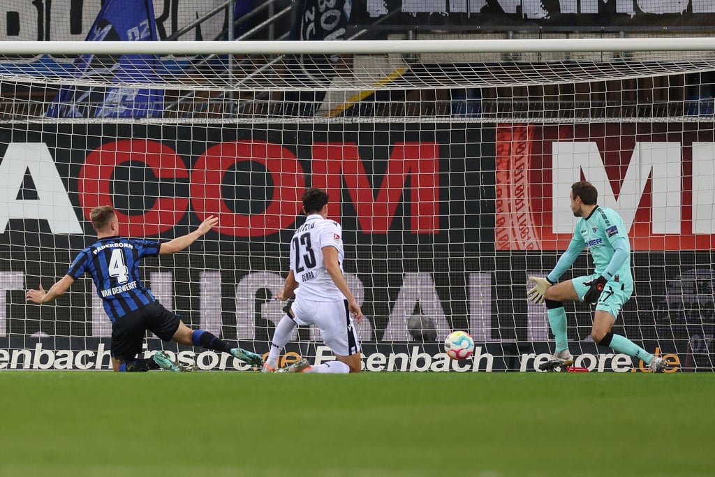 Janni Serra (M) erzielt den Treffer zur 1:0-Führung für Bielefeld gegen Jasper van der Werff (l) Torwart Leopold Zingerle vom SC Paderborn.
