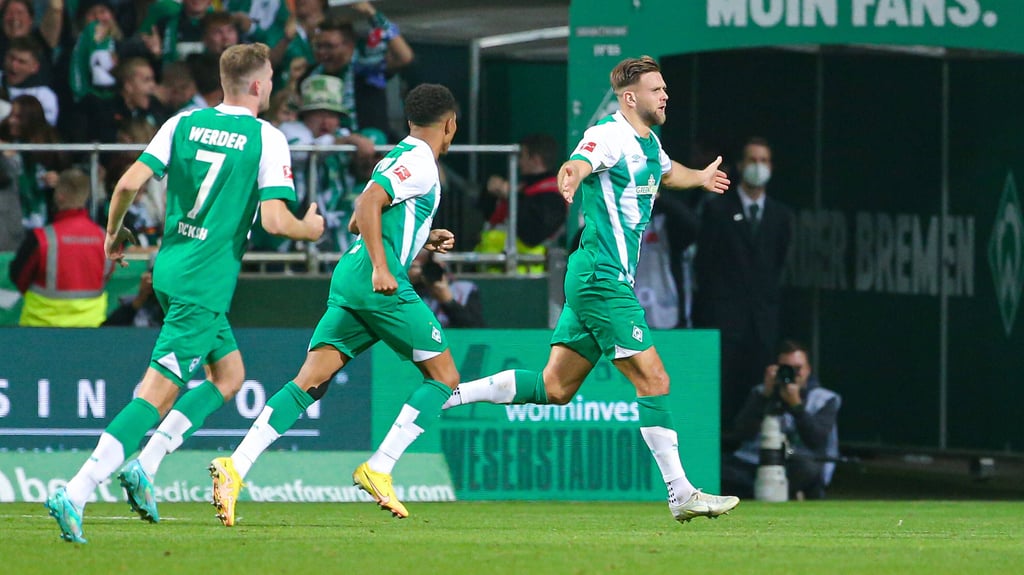 Niklas Füllkrug jubelt mit Bremen.