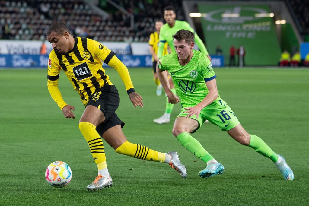 Dortmunds Donyell Malen (l) spielt gegen Wolfsburgs Jakub Kaminski.