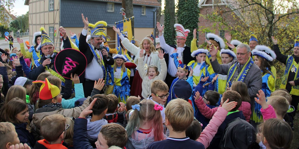 Dreifach gedonnert und damit traditionell und buntheiter die fünfte Jahreszeit eröffnet: "Harbke, Helau!" mit den HCV-Mitgliedern, Schulkindern und Einwohnern.