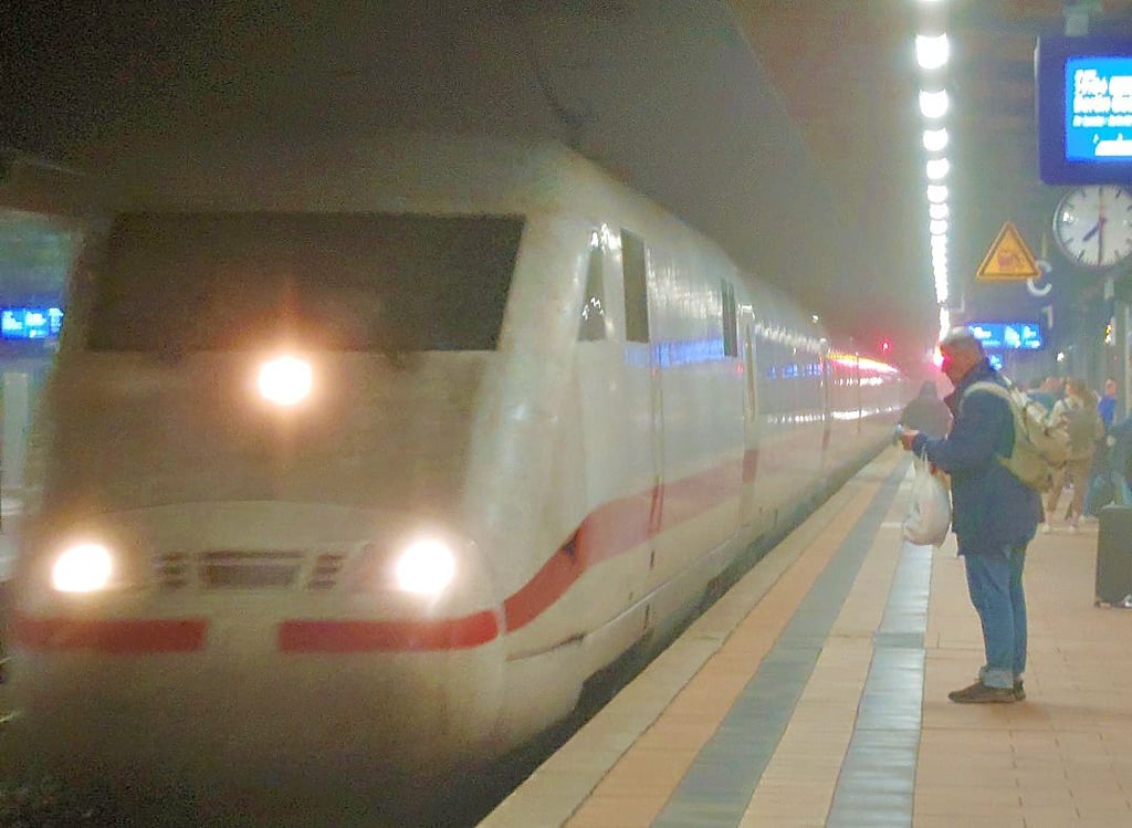 Ein ICE bei der Einfahrt im Stendaler Hauptbahnhof; einer dieser Fernzüge war in Wolfsburg einfach „durchgerauscht".
