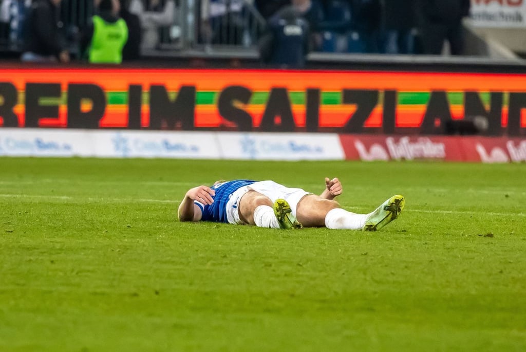 Connor Krempicki vom 1. FC Magdeburg völlig erschöpft nach dem Spiel gegen den SV Darmstadt. Ein geraubtes Spiel.
