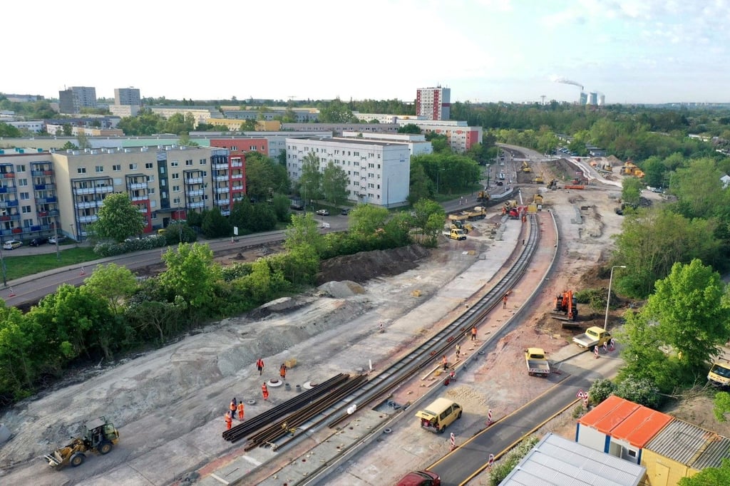 Im südlichen Abschnitt des Böllberger Wegs wurde die Bahnstrecke für die Tram neu verlegt, um eine S-Kurve zu entschärfen.