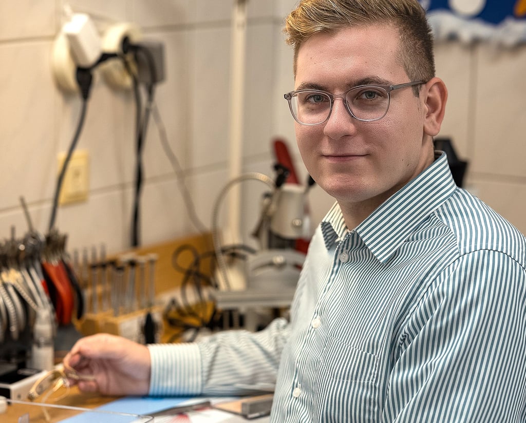 Alexander Möbius ist bester Nachwuchsaugenoptiker in Sachsen-Anhalt. Mit seiner ausgezeichneten Gesellenprüfung hat er sich für den Bundeswettbewerb qualifiziert.