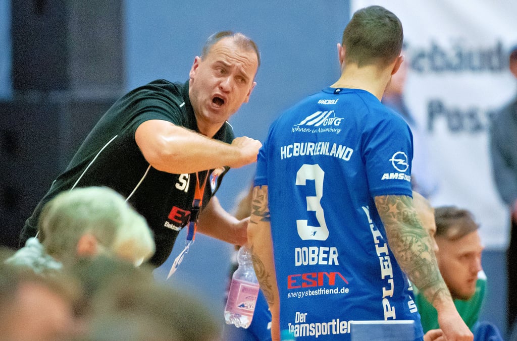 HCB-Coach Svajunas Kairis (l.), hier mit Kapitän Kenny Dober im mit 29:24 gewonnenen Heimspiel im Naumburger „Euroville“ gegen Glauchau/Meerane, kehrt morgen mit seinem neuen Team nach Jena zurück. Dort hat er mit Platz sechs in der Vorsaison das beste Ergebnis der Vereinsgeschichte erreicht.