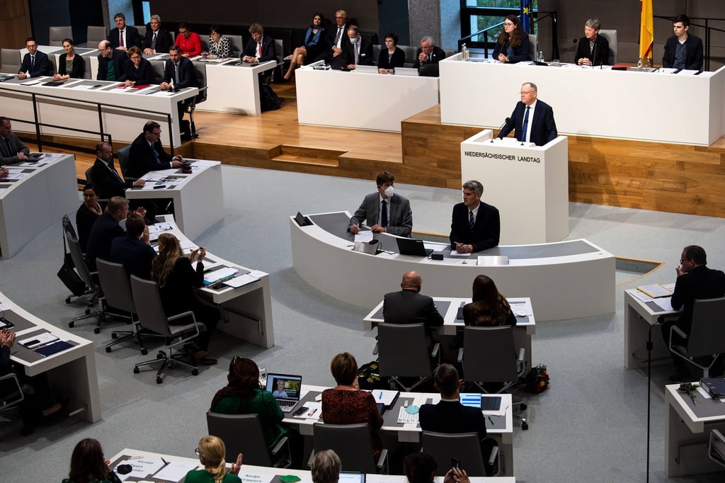 Ministerpräsident Stephan Weil (SPD) gibt eine Regierungserklärung im niedersächsischen Landtag.