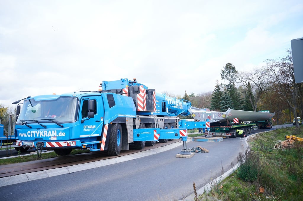 Das Windrad-Bauteil blockiert die B1.