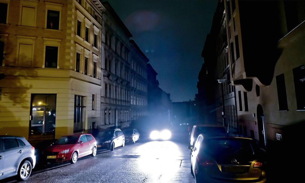 Halle im Dunkeln: Bislang ist das nur bei Stromausfällen so. Dieses Szenario droht im Winter, wenn Energie knapp wird.