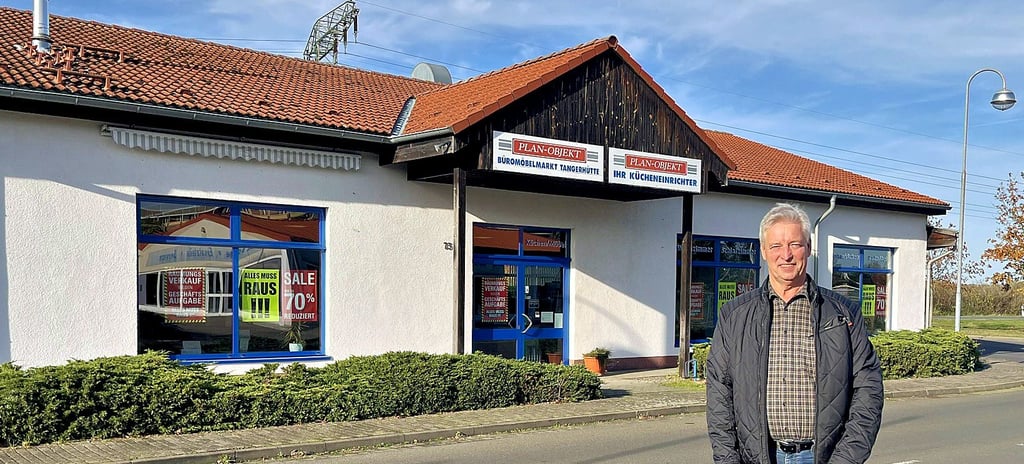 Jürgen Hentschel vor seinem Küchenstudio am Neustädter Ring. Das Gebäude könnte ab 2023 anders genutzt werden.