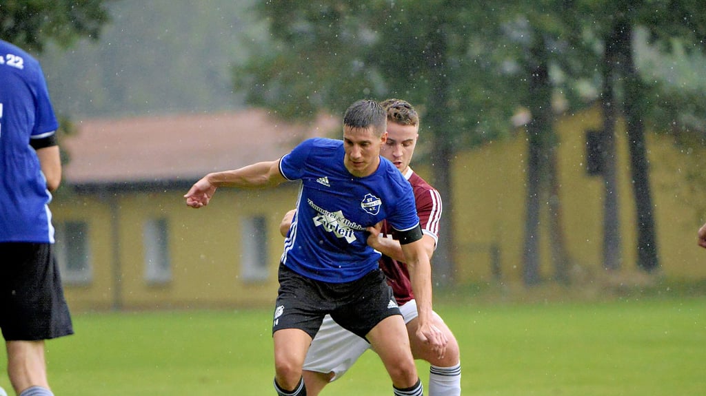Sebastian Kordus (vorn) und der SV Liesten 22 empfangen morgen im Nachholspiel der Fußball-Landesklasse 1 den Staffelfavoriten Osterburger FC.