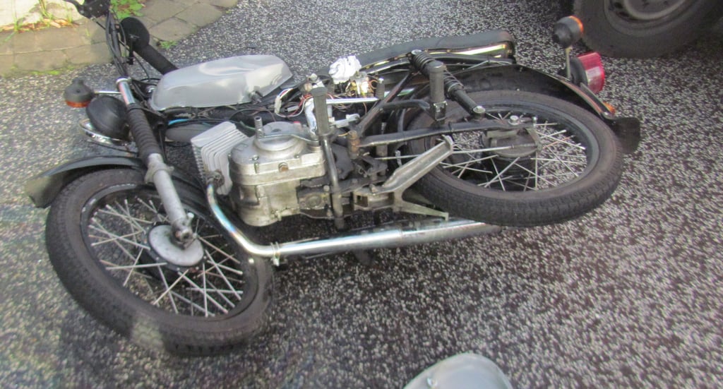 Zwei 15 Jahre alte Jugendliche sind auf ihrem Moped in Salzwedel schwer verunglückt, als sie mit einem Transporter zusammenstießen. Foto: