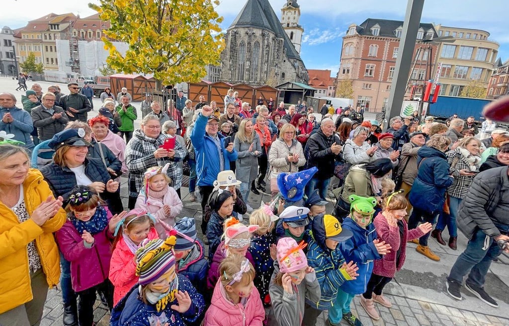 Bei schönstem Wetter feierten Viele auf dem Weißenfelser Markt. Die Kinder der Kita Knirspenland (vorne) präsentierten ein Programm.