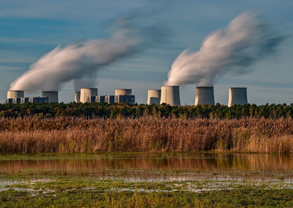 Wasserdampf steigt aus den Kühltürmen des Braunkohlekraftwerks.