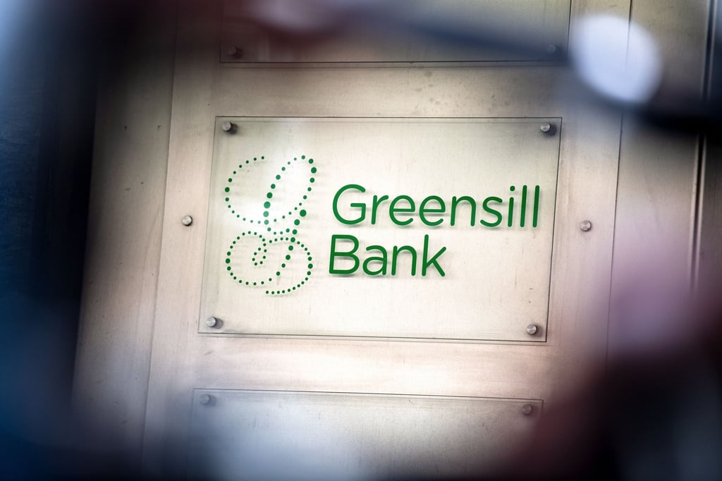 Ein Schild mit dem Firmennamen „Greensill Bank“ hängt am Eingang der Bremer Privatbank.