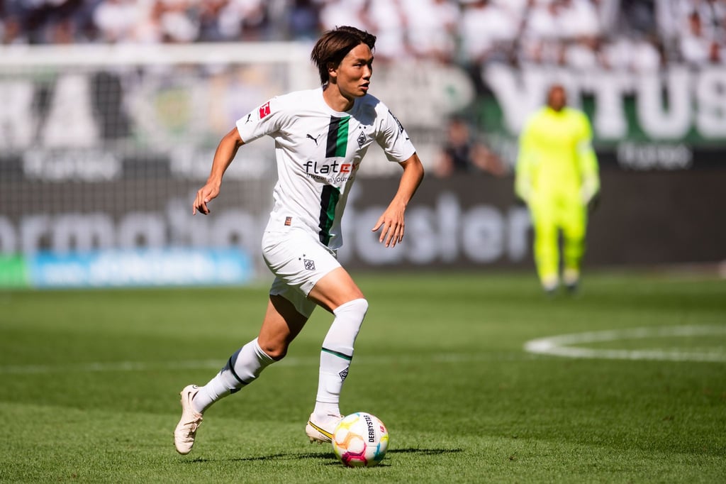 Gladbachs Ko Itakura treibt den Ball im Dribbling nach vorne.