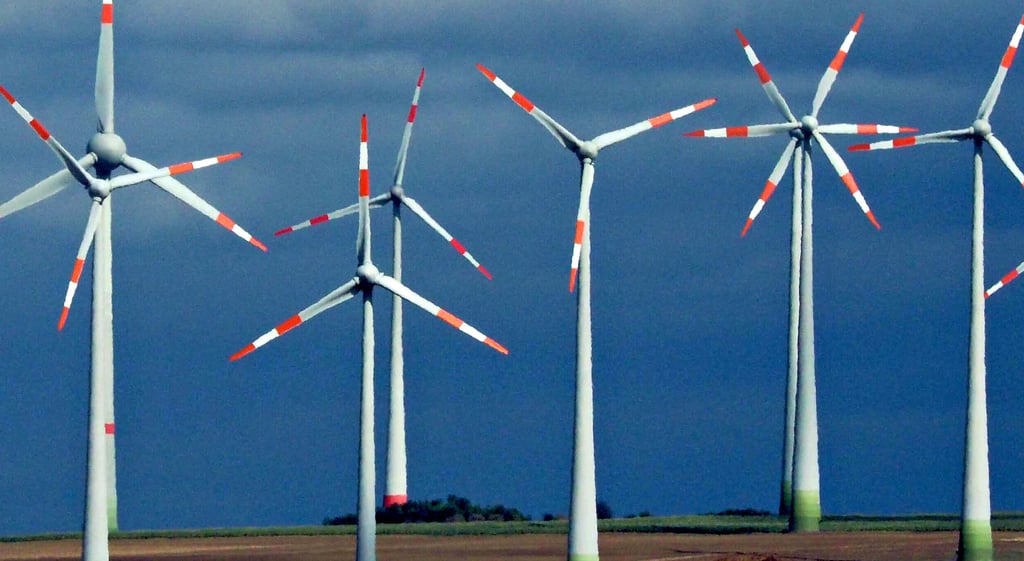 An dem Landschaftsbild mit Windrädern scheiden sich die Geister. Der Windpark Druiberg will jetzt den Bewohnern der drei Orte Badersleben, Dardesheim und Rohrsheim im Gegenzug für die Beeinträchtigungen vor explodierenden Stromtarifen bewahren.