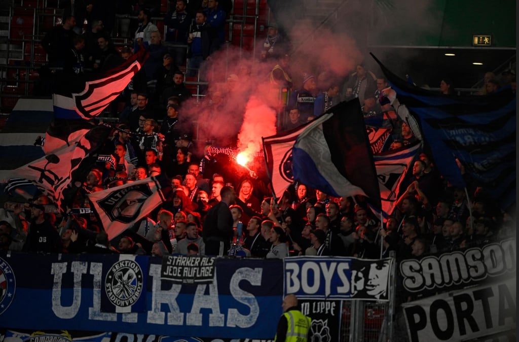 Fans vom DSC Arminia Bielefeld. Sie laden den 1. FC Magdeburg zum letzten Spiel in dieser Zweitliga-Hinrunde ein.
