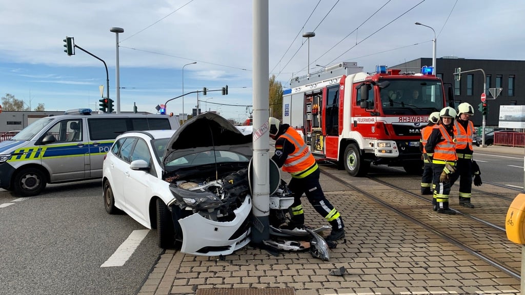 Bei dem Unfall auf der Delitzscher Straße wurde der Wagen des Verursachers schwer beschädigt.