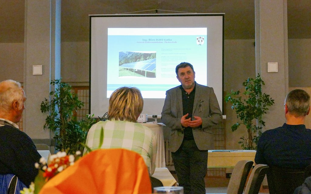 Jörg Müller (Mitte) vom Ingenieurbüro IGHT Gotha informiert in der Einwohnerversammlung der Stadt Annaburg über ein mögliches Energiekonzept für die Wiederbelebung des Annaburger Hinterschlosses.