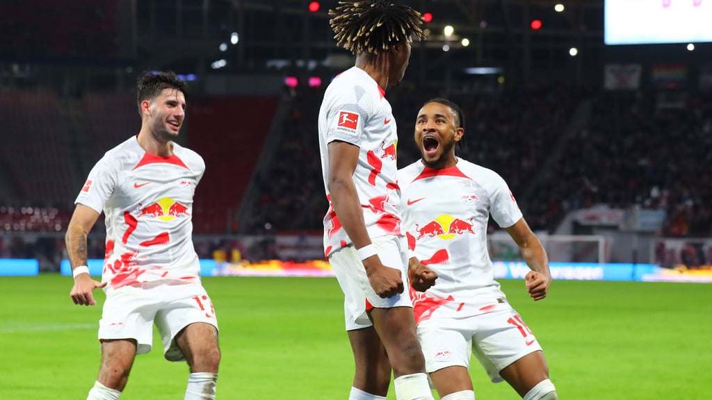 Szoboszlai und Simakan jubeln mit Nkunku.