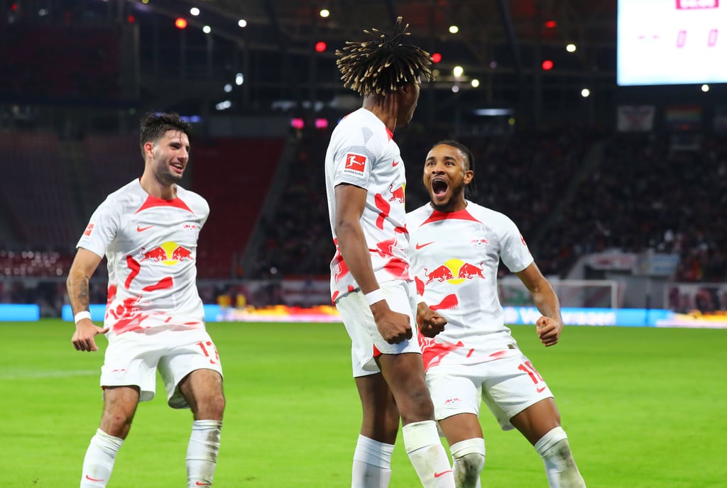 Szoboszlai und Simakan jubeln mit Nkunku.