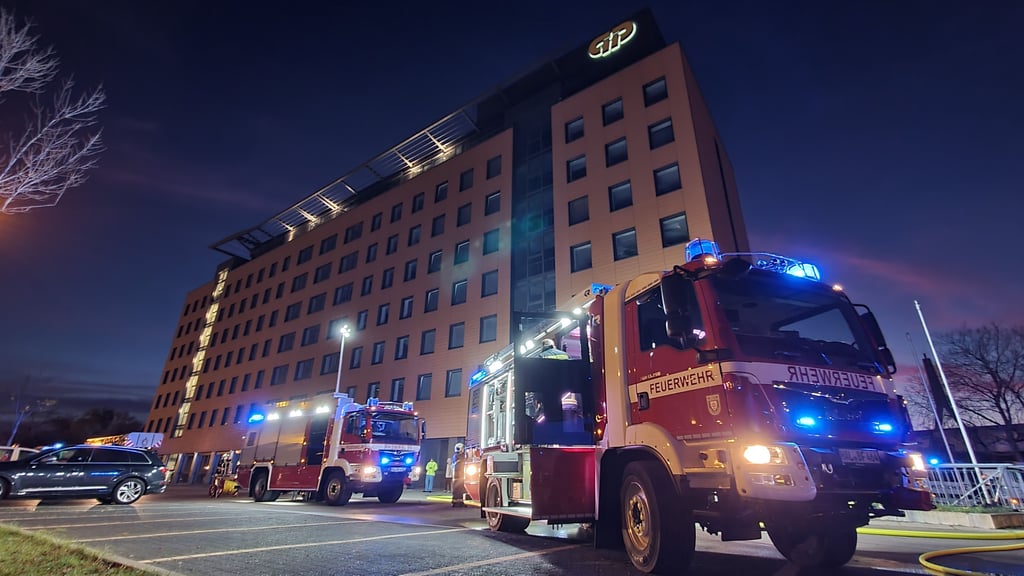 Feuerwehrfahrzeuge vor dem Gebäude von Papenburg in der Berliner Straße
