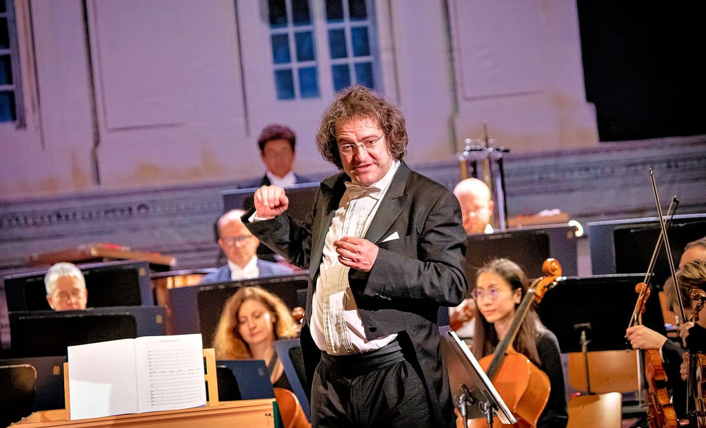 Das Neujahrskonzert der Mitteldeutschen Kammerphilharmonie  im Salzlandtheater war traditionell in wenigen Stunden ausverkauft. In diesem Jahr läuft der Verkauf aber eher schleppend an. Es gibt immer noch Karten, wie Leiter Stephan Czuratis berichtet.