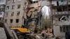 Ukrainische Rettungskräfte am zerstörten Gebäude, das durch russischen Beschuss massiv beschädigt wurde.