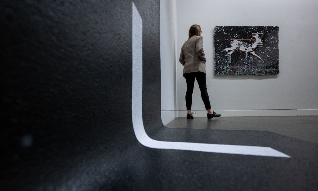 Die Arbeiten „Autobahn“ (l) von Henrik Olesen und Gerry Bibby und „Earthware (driveless car seeing a deer for the first time 1) von Katja Novitskova.